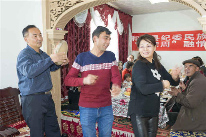 3打起手鼓，跳起舞。平时一脸严肃的曾铭大姐，笑起来也是如此的动人。.jpg