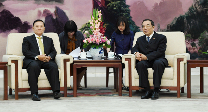 杨晓渡会见泰国监察专员署首席监察专员威塔瓦