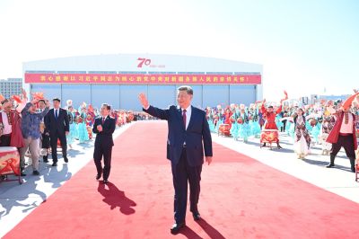 习近平在出席新疆维吾尔自治区成立70周年庆祝活动后返回北京