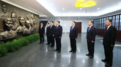 习近平和中央政治局常委集体  瞻仰中共一大会址