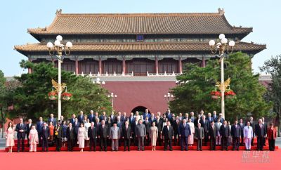 习近平和彭丽媛迎接外方代表团团长及其配偶